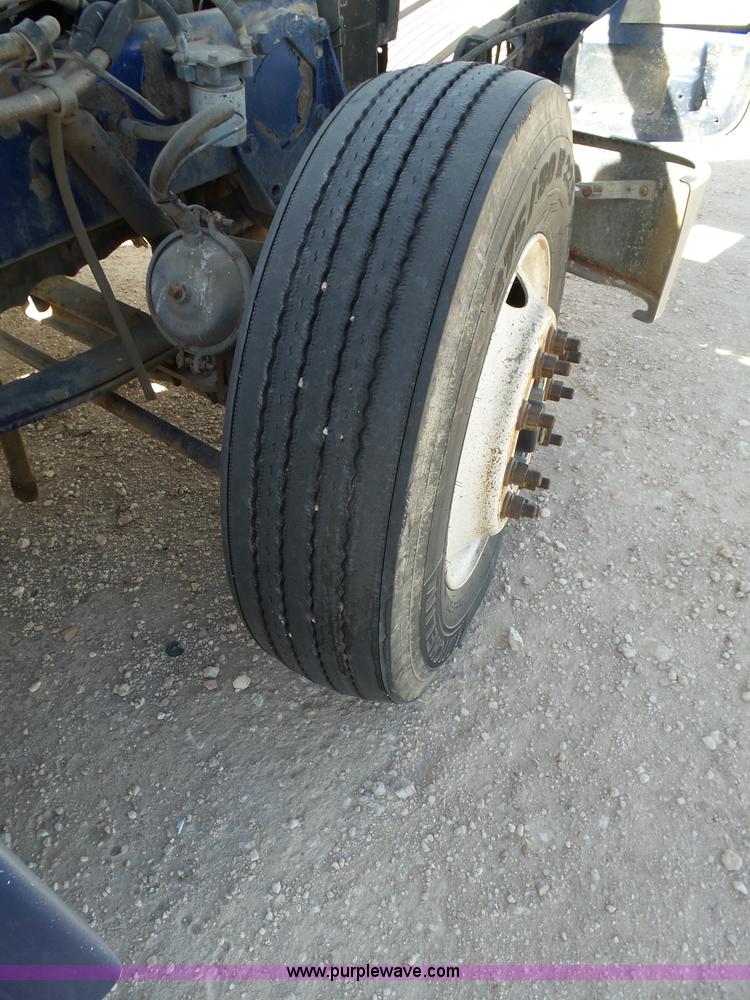 image for item J1263 1998 Peterbilt 377 semi truck