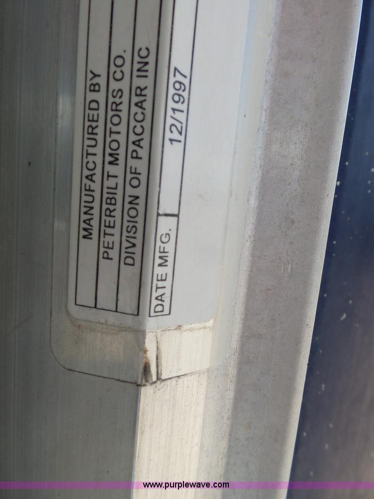 image for item J1263 1998 Peterbilt 377 semi truck