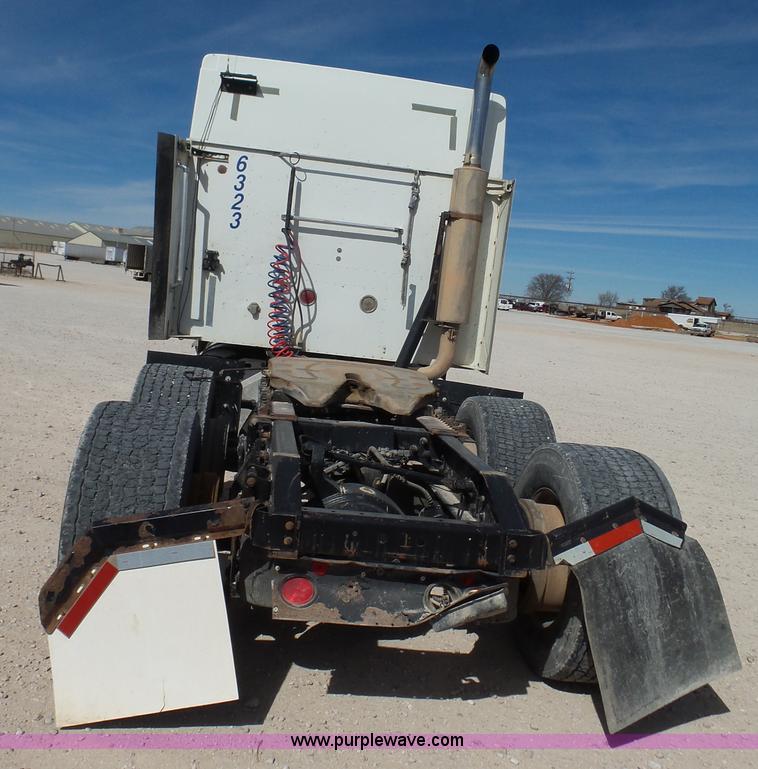 image for item J1264 2007 International 9400i semi truck