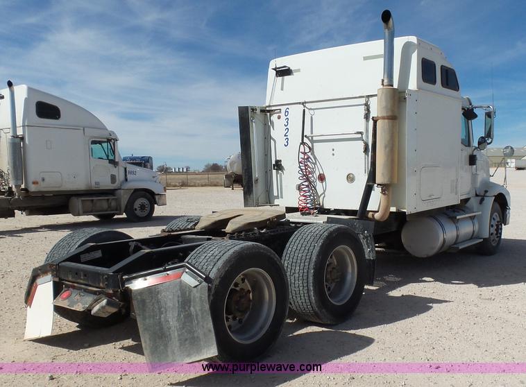 image for item J1264 2007 International 9400i semi truck