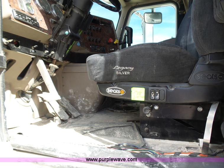 image for item J1264 2007 International 9400i semi truck