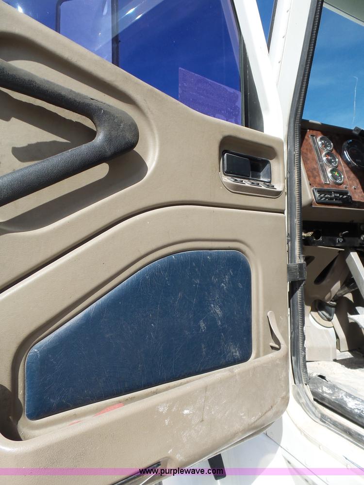 image for item J1264 2007 International 9400i semi truck