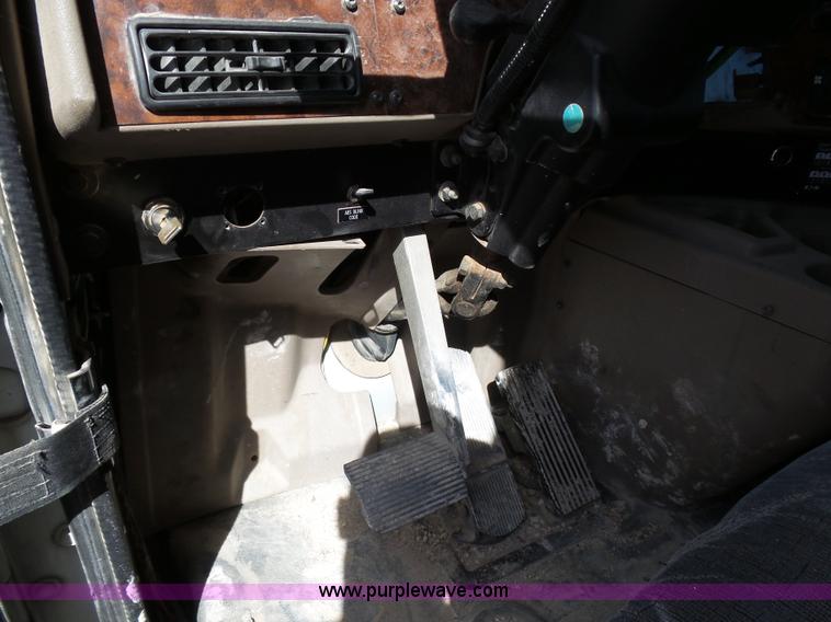 image for item J1264 2007 International 9400i semi truck