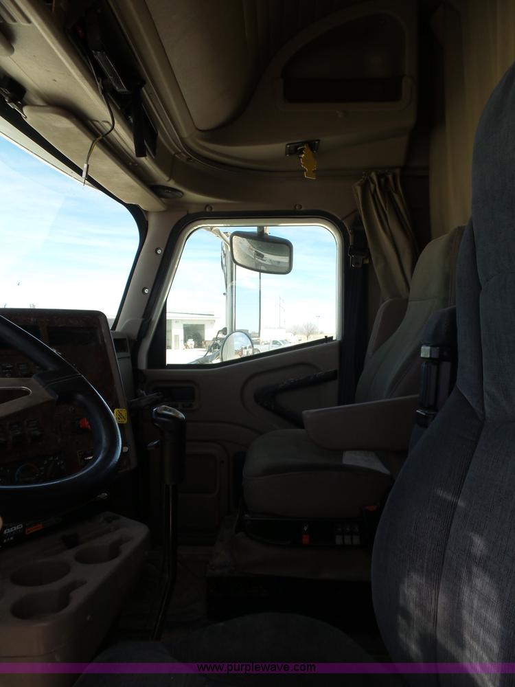 image for item J1264 2007 International 9400i semi truck