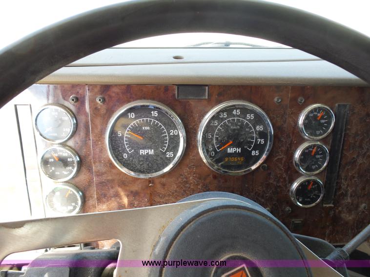 image for item J1264 2007 International 9400i semi truck