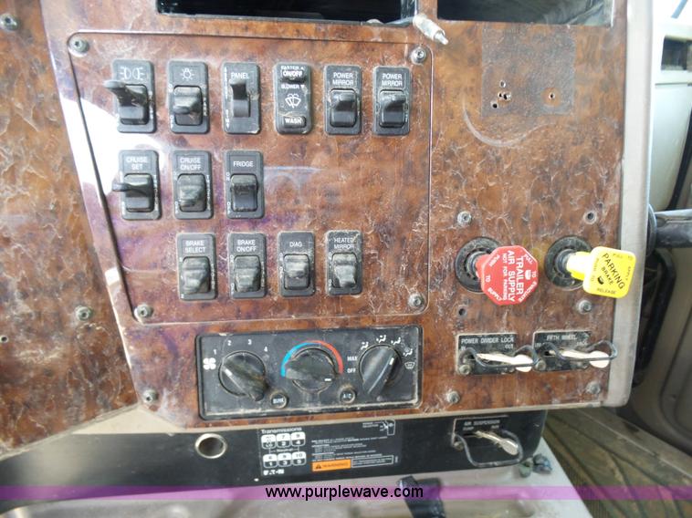 image for item J1264 2007 International 9400i semi truck