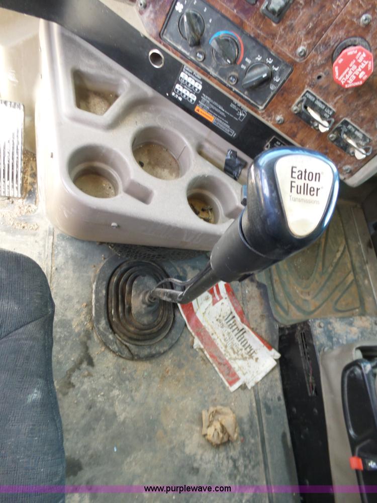 image for item J1264 2007 International 9400i semi truck