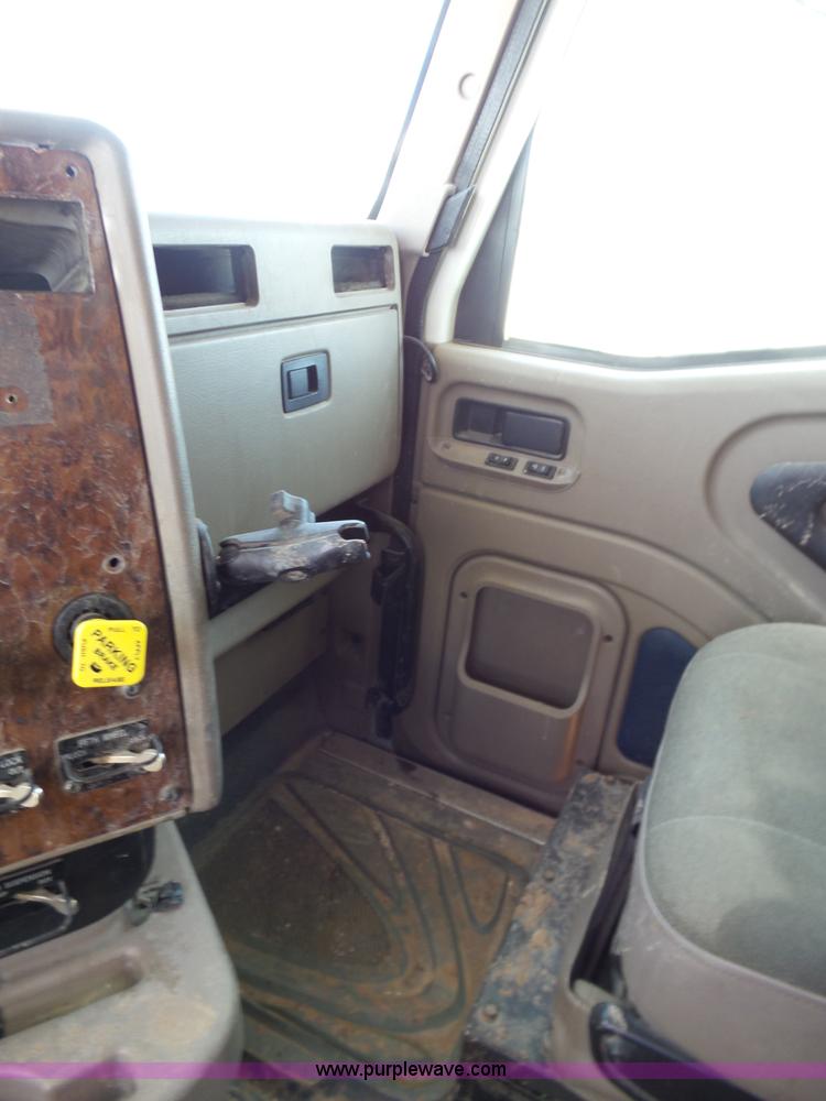 image for item J1264 2007 International 9400i semi truck