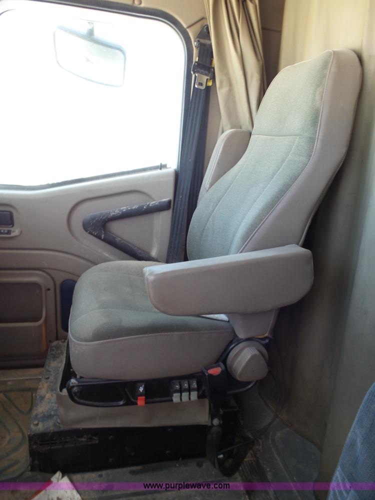 image for item J1264 2007 International 9400i semi truck