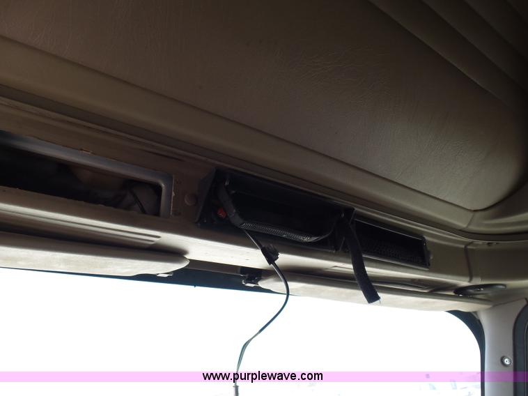 image for item J1264 2007 International 9400i semi truck