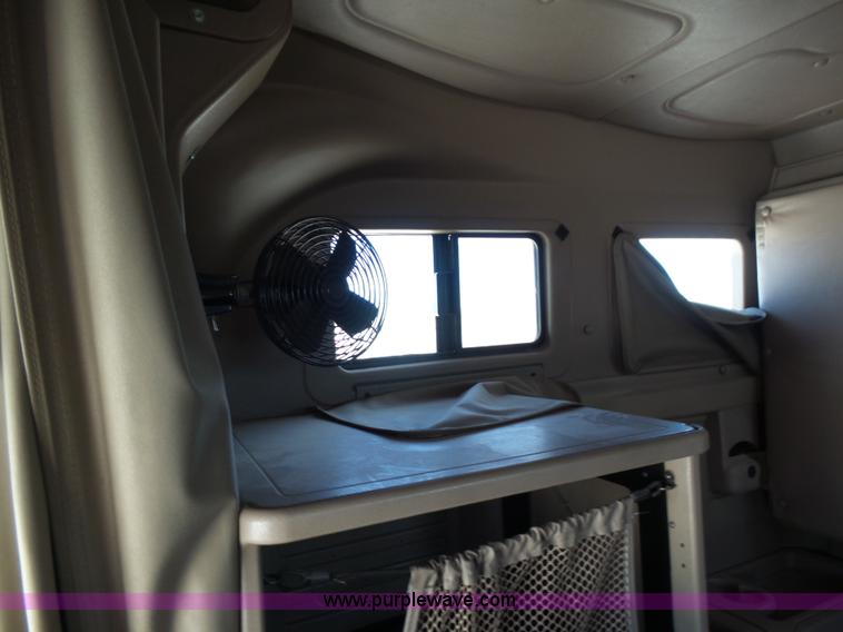 image for item J1264 2007 International 9400i semi truck