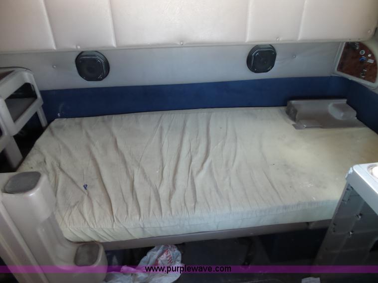 image for item J1264 2007 International 9400i semi truck