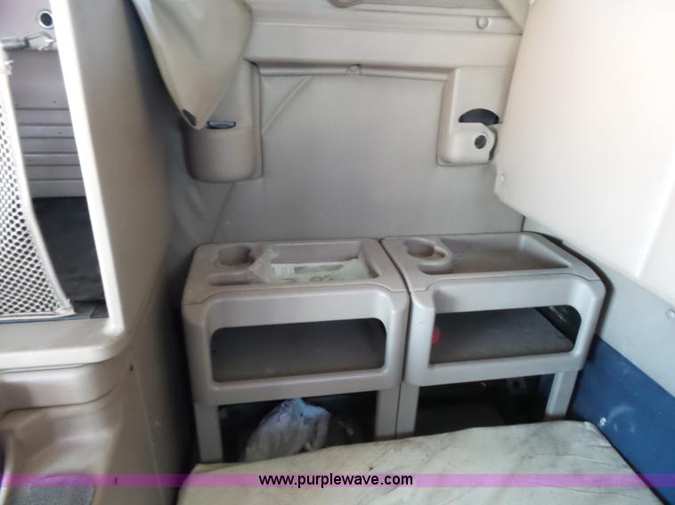 image for item J1264 2007 International 9400i semi truck