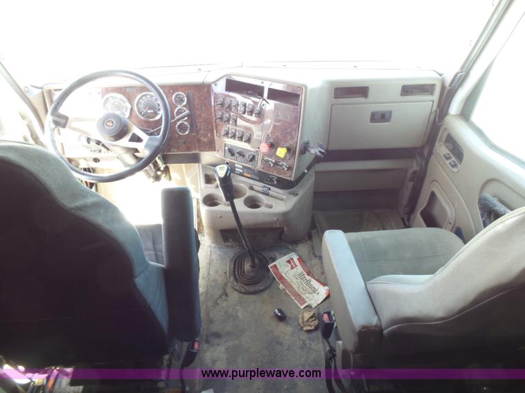 image for item J1264 2007 International 9400i semi truck