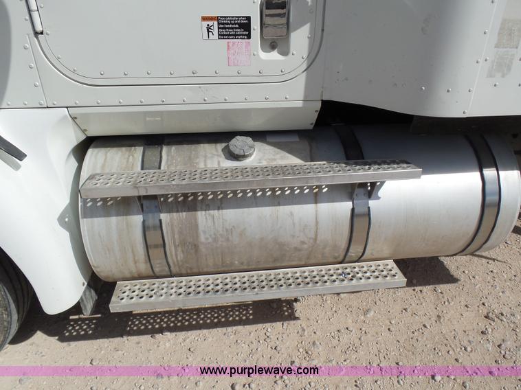 image for item J1264 2007 International 9400i semi truck