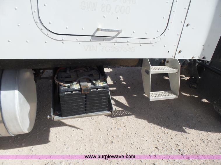 image for item J1264 2007 International 9400i semi truck