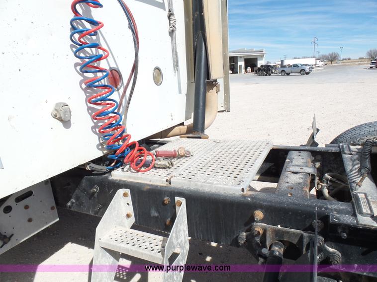 image for item J1264 2007 International 9400i semi truck