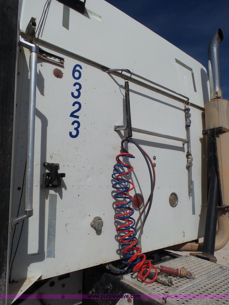 image for item J1264 2007 International 9400i semi truck