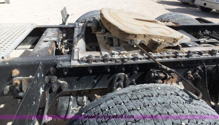 image for item J1264 2007 International 9400i semi truck