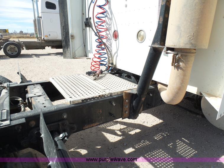 image for item J1264 2007 International 9400i semi truck