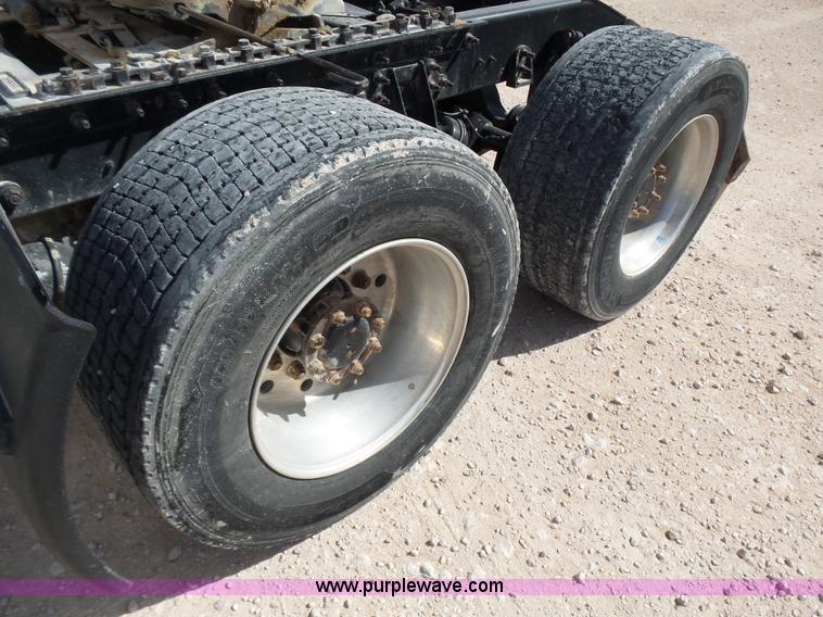 image for item J1264 2007 International 9400i semi truck