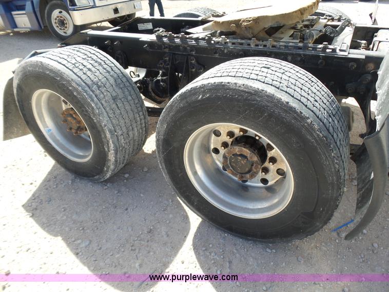 image for item J1264 2007 International 9400i semi truck