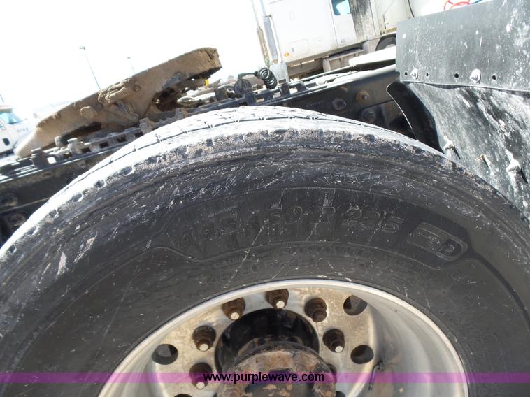 image for item J1264 2007 International 9400i semi truck