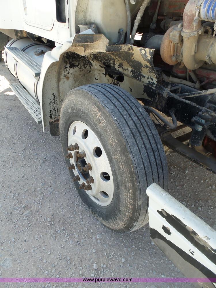 image for item J1264 2007 International 9400i semi truck