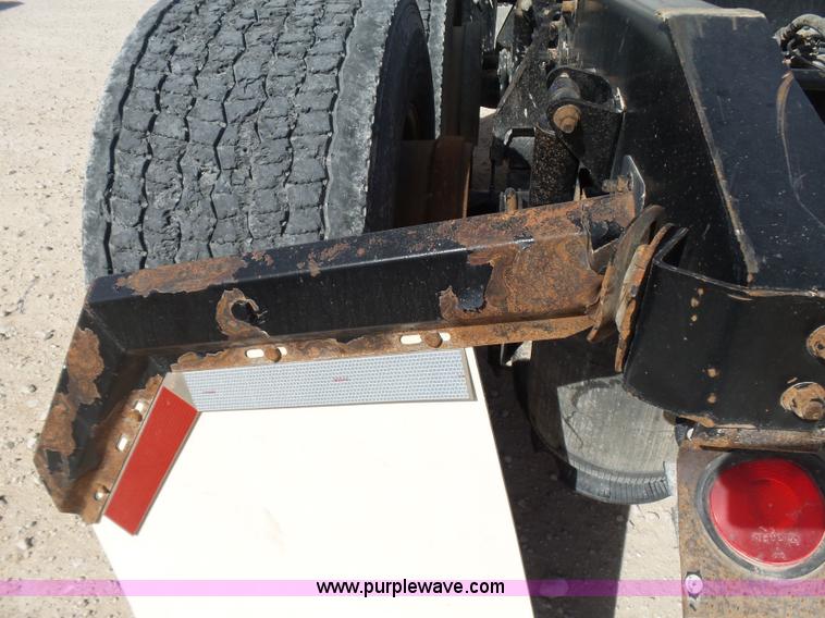 image for item J1264 2007 International 9400i semi truck