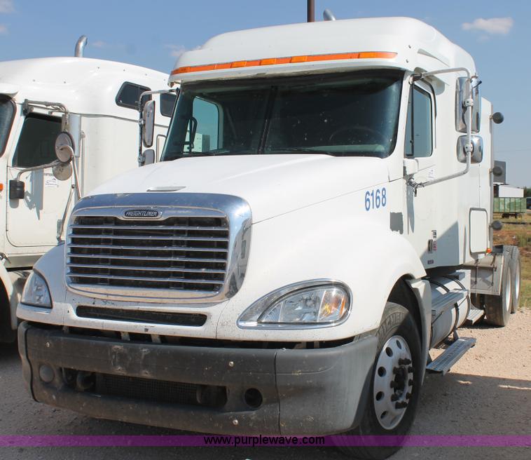 image for item J1448 2005 Freightliner Columbia semi truck