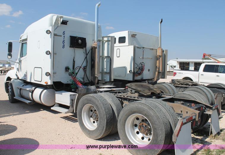 image for item J1448 2005 Freightliner Columbia semi truck