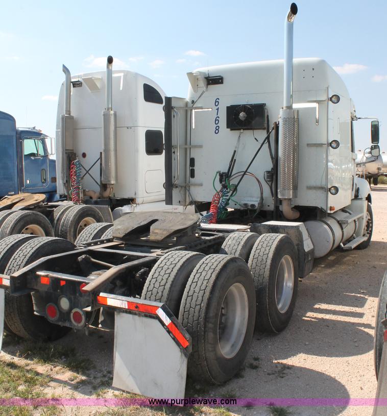 image for item J1448 2005 Freightliner Columbia semi truck