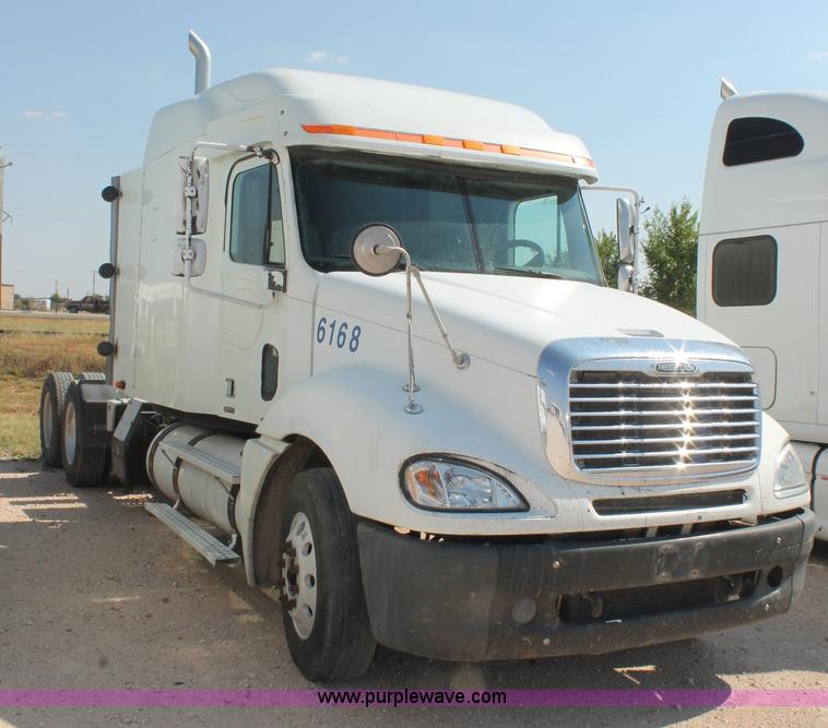 image for item J1448 2005 Freightliner Columbia semi truck
