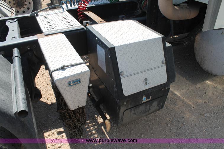 image for item J1448 2005 Freightliner Columbia semi truck