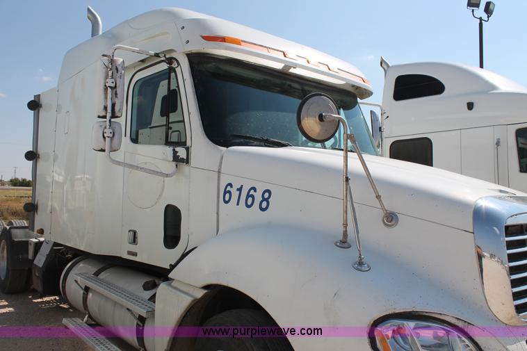 image for item J1448 2005 Freightliner Columbia semi truck