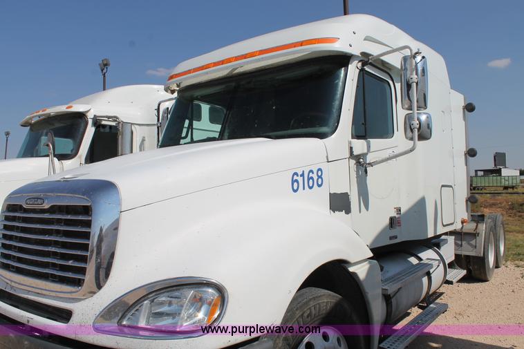 image for item J1448 2005 Freightliner Columbia semi truck