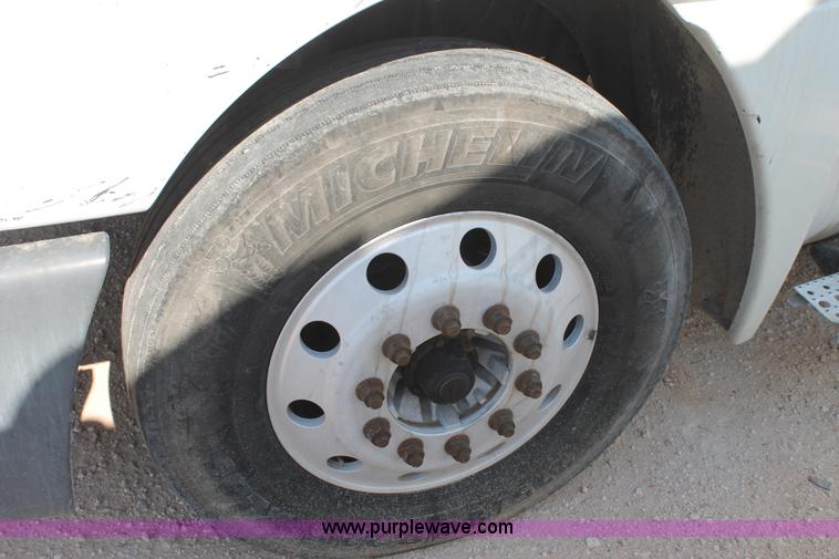 image for item J1448 2005 Freightliner Columbia semi truck