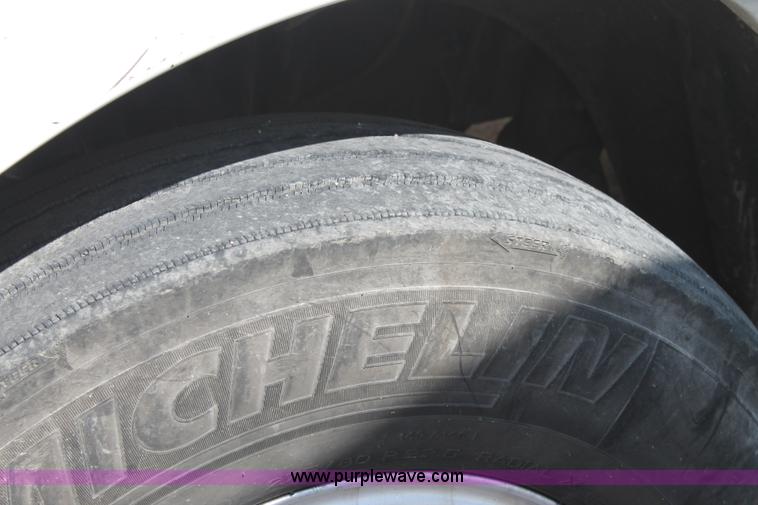 image for item J1448 2005 Freightliner Columbia semi truck