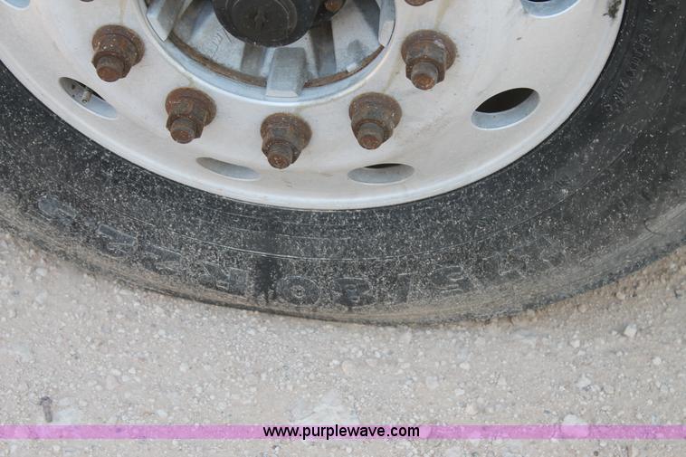 image for item J1448 2005 Freightliner Columbia semi truck