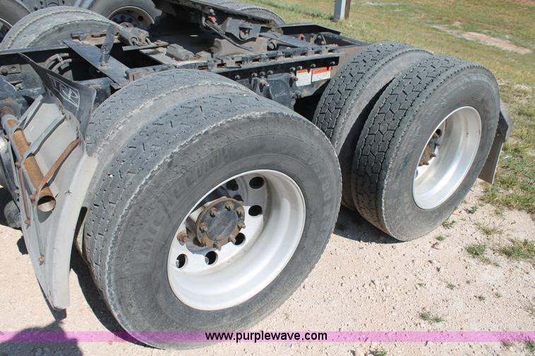 image for item J1448 2005 Freightliner Columbia semi truck