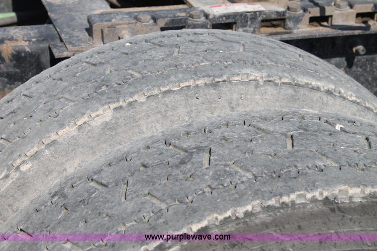 image for item J1448 2005 Freightliner Columbia semi truck