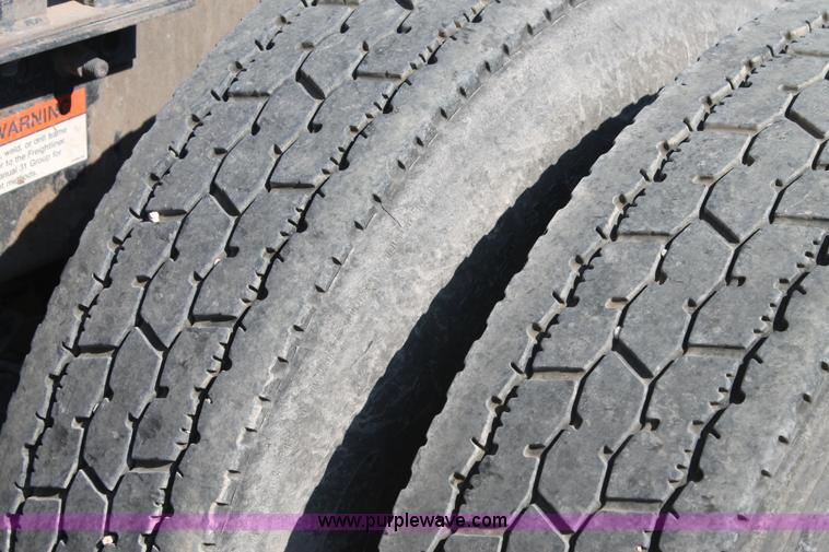 image for item J1448 2005 Freightliner Columbia semi truck