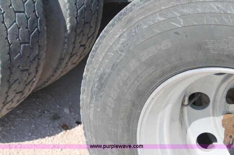 image for item J1448 2005 Freightliner Columbia semi truck