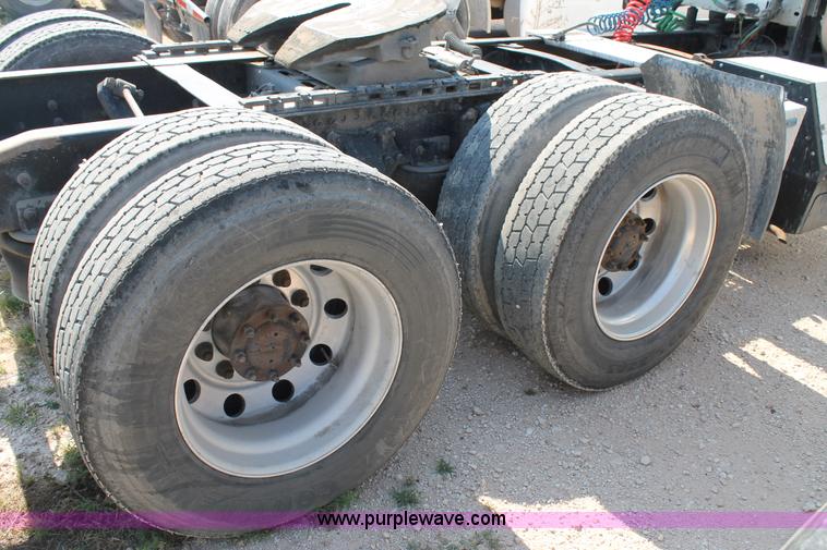 image for item J1448 2005 Freightliner Columbia semi truck