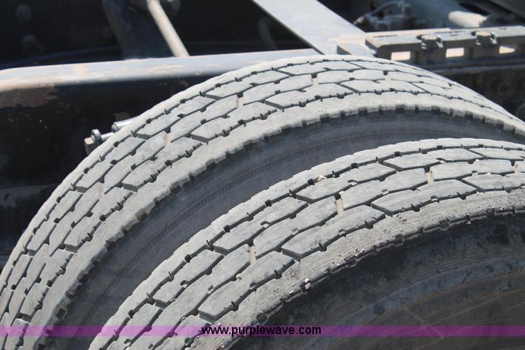 image for item J1448 2005 Freightliner Columbia semi truck