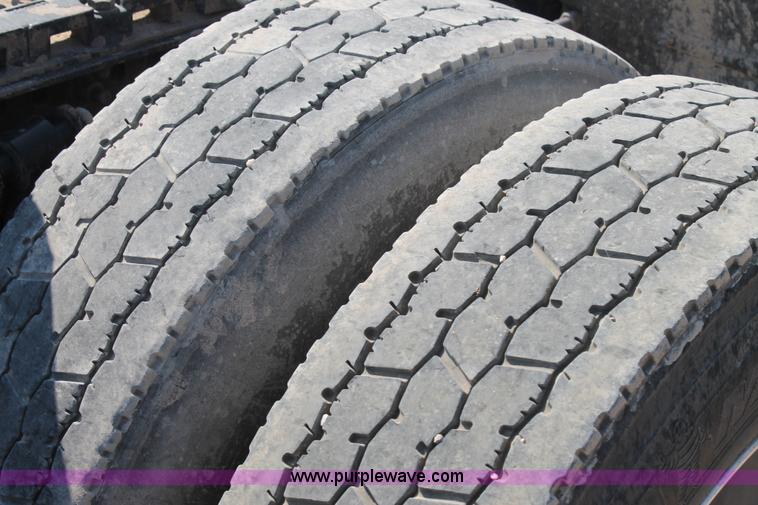 image for item J1448 2005 Freightliner Columbia semi truck