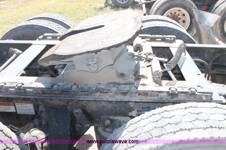 image for item J1448 2005 Freightliner Columbia semi truck