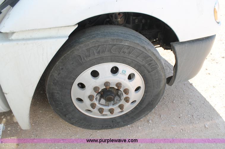 image for item J1448 2005 Freightliner Columbia semi truck