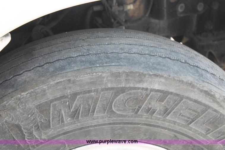 image for item J1448 2005 Freightliner Columbia semi truck