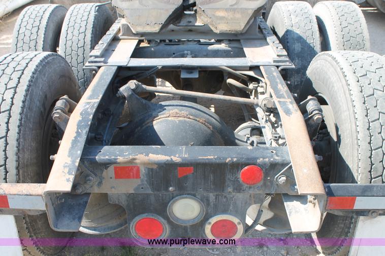 image for item J1448 2005 Freightliner Columbia semi truck